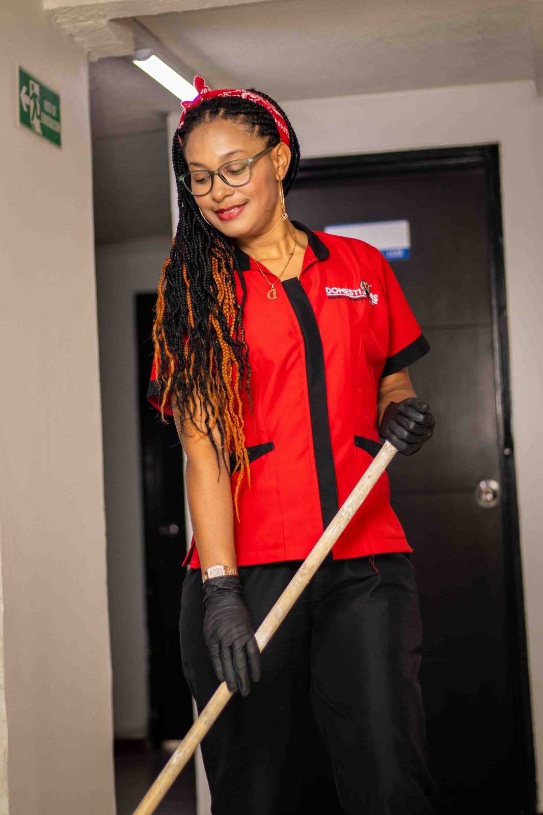 Colaboradora Domestikas con uniforme oficial